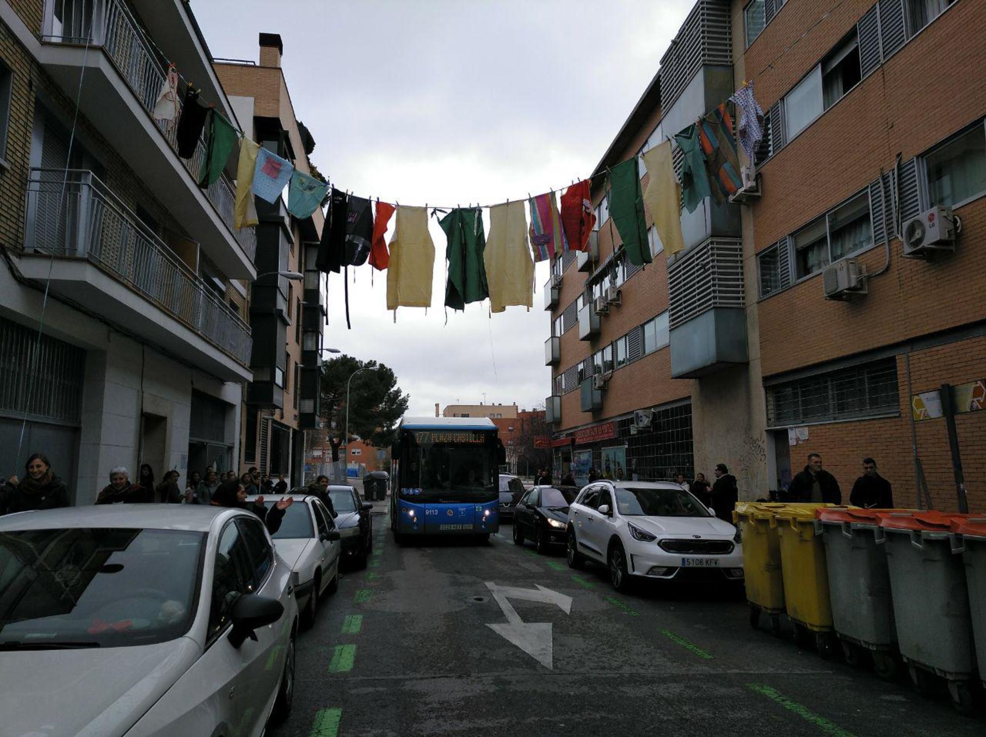Delantales colgados en Vallecas el 8M de 2018.